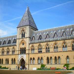 Hop on Oxford Hop-On Hop-Off sightseeing bus – Explore landmarks and attractions in 2025 Hop on the open-top bus in Oxford, United Kingdom – Discover top attractions, monuments, and hidden gems with a hop-on hop-off tour in 2025